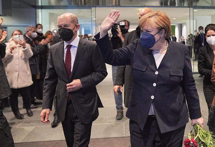 La excanciller de Alemania Angela Merkel junto al nuevo canciller, Olaf Scholz.