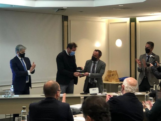 El presidente de la Asociación de Hoteles de Valladolid entrega el reconocimiento a Óscar Puente.