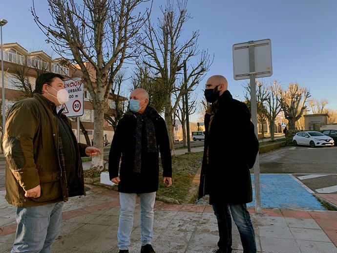 El director general de Cantur, Bernardo Colsa, conversa con el alcalde de Reinosa, José Miguel Barrio, y el concejal Daniel Santos.