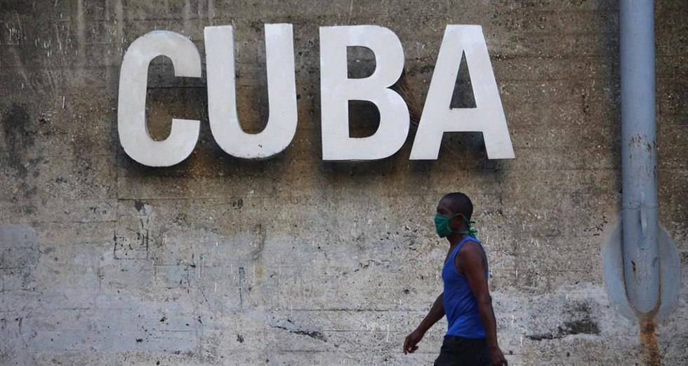 Archivo - Un hombre con mascarilla en La Habana