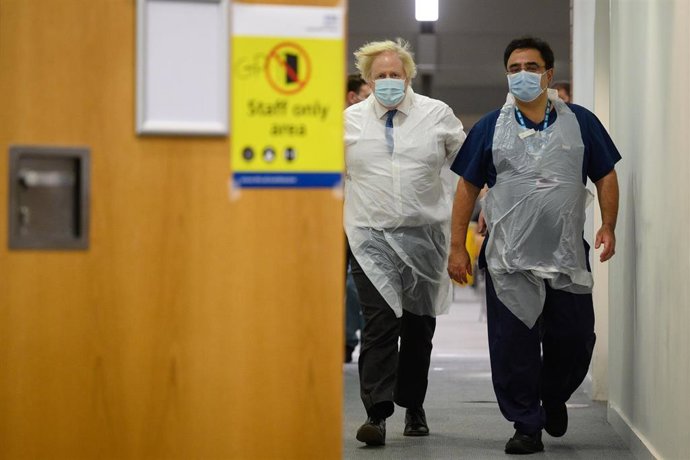 El primer ministro británico, Boris Johnson, llega a un centro de vacunación en Ramsgate, Reino Unido. 
