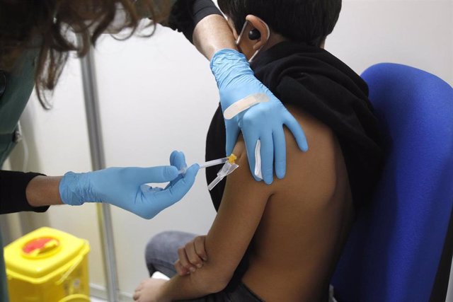 Un niño recibe una dosis de la vacuna contra el Covid-19, 