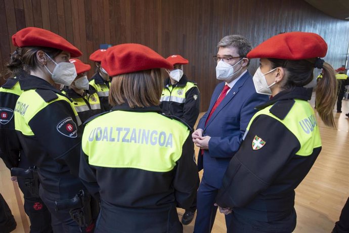 El alcalde de Bilbao, junto a los nuevos policías municipales