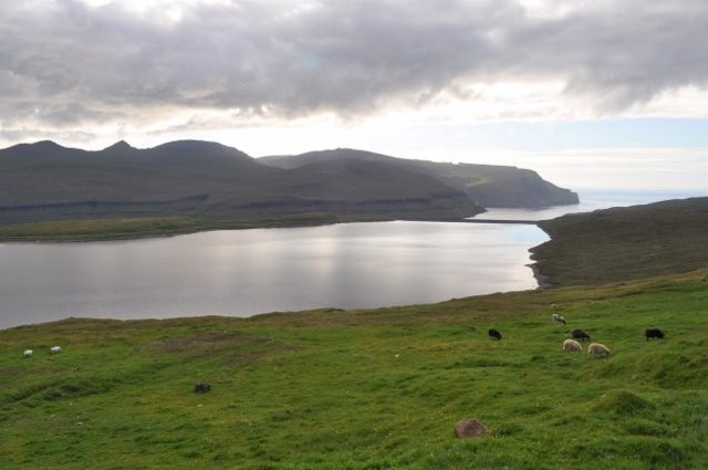 El lecho de este lago en la isla de Eysturoy contiene una capa de sedimento depositada alrededor del año 500 d.C. Que documenta la primera llegada de ovejas, y por lo tanto de humanos, al archipiélago.