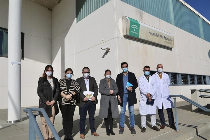 Trinidad Rus y Marino Aguilera en la entrada del Chare