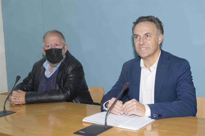 El periodista Juan José Téllez, junto al diputado David de la Encina.