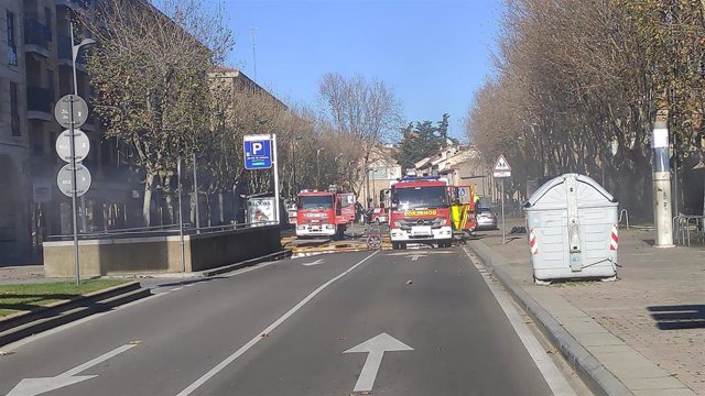Vehículos de bomberos en el exterior del aparcamiento subterráneo en Salamanca.