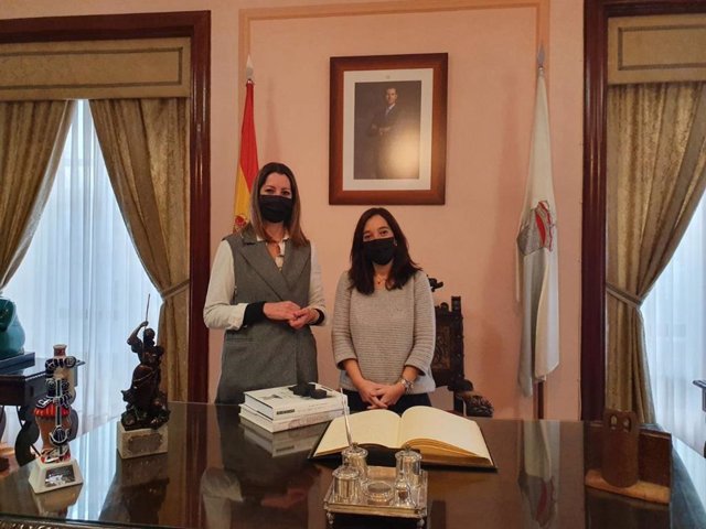 La alcaldesa de Lugo, Lara Méndez, recibe a la regidora coruñesa, Inés Rey