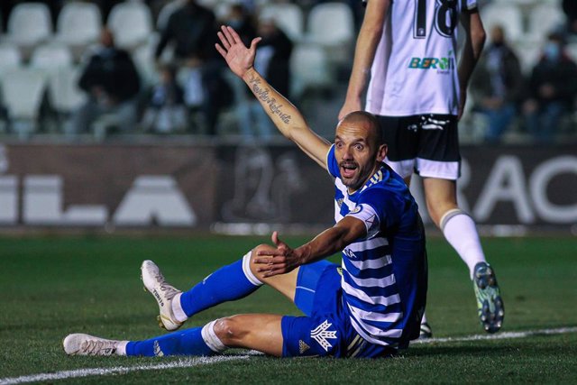 Archivo - Yuri de Souza, jugador de la Ponferradina, reclama un penalti en el partido frente al Burgos