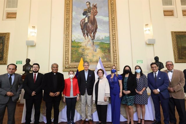 Comisión para el Diálogo Penitenciario y la Pacificación junto al presidente de Ecuador, Guillermo Lasso