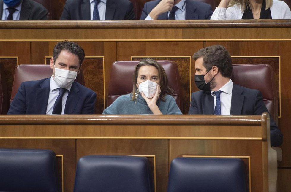(I-D) El secretario general del Partido Popular, Teodoro García Egea; la portavoz parlamentaria del PP, Cuca Gamarra y el presidente del PP, Pablo Casado, en una sesión plenaria en el Congreso de los Diputados, a 16 de diciembre de 2021, en Madrid, (Esp