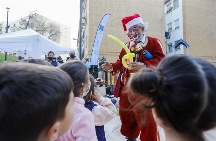 Fiesta infantil en la Plaza de los Templetes del barrio onubense de La Orden.