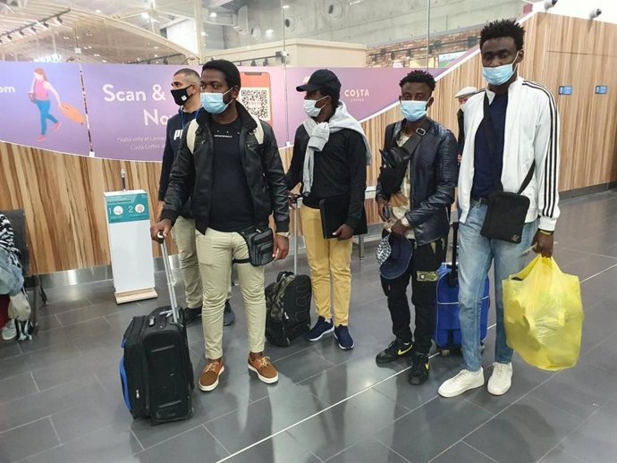 Grupo de solicitantes de asilo acogidos por el Papa Francisco.