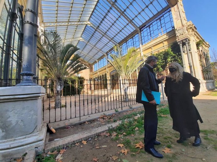 La presidenta de Junts en Barcelona, Elsa Artadi, y el portavoz del grupo municipal, Jordi Martí, ante el edificio del Hivernacle en el Parc de la Ciutadella.