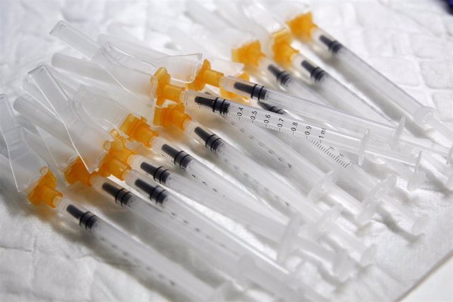 Varias jeringuillas con dosis de la vacuna contra el Covid-19, en el Hospital de Son Durea, a 15 de diciembre de 2021, en Palma, Mallorca, Baleares (España). 