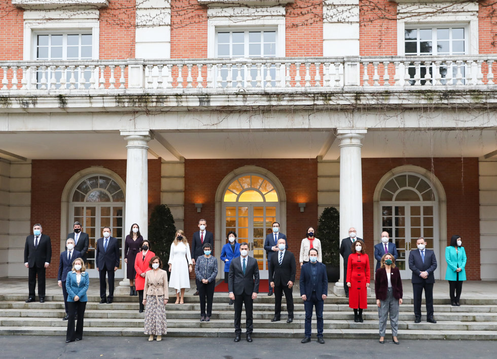 Foto de familia del Gobierno de coalición del PSOE y Unidas Podemos en la escalinata del edificio del Consejo de Ministros en el Complejo de Moncloa a 2 de febrero de 2021