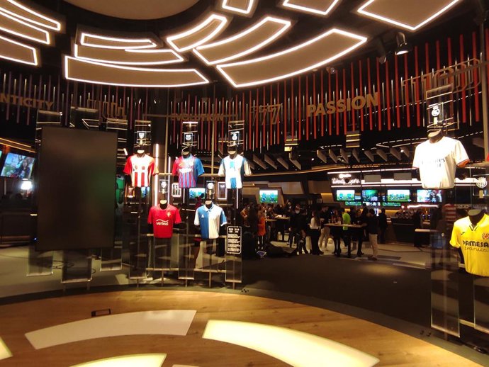 El restaurante 'LaLiga TwentyNine's', primer local tematizado de LaLiga situado en el resort de PortAventura World, en Salou (Tarragona)