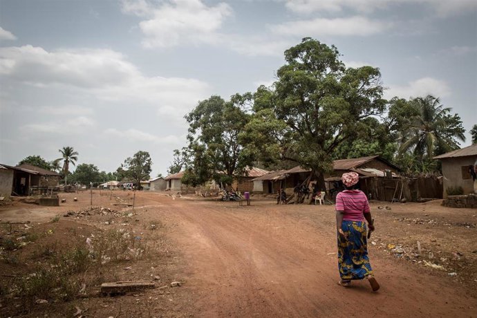 Una mujer camina por una comunidad de Mafaray, en Sierra Leona