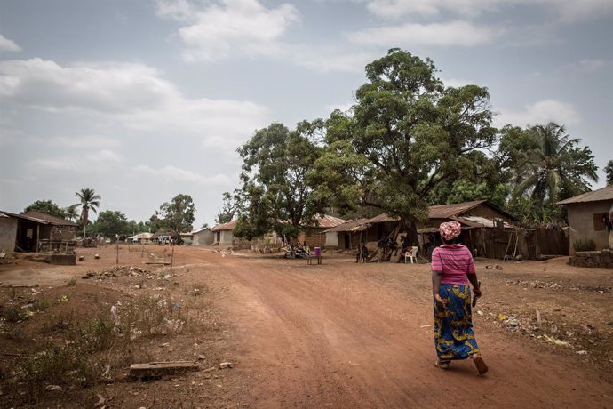 Una mujer camina por una comunidad de Mafaray, en Sierra Leona