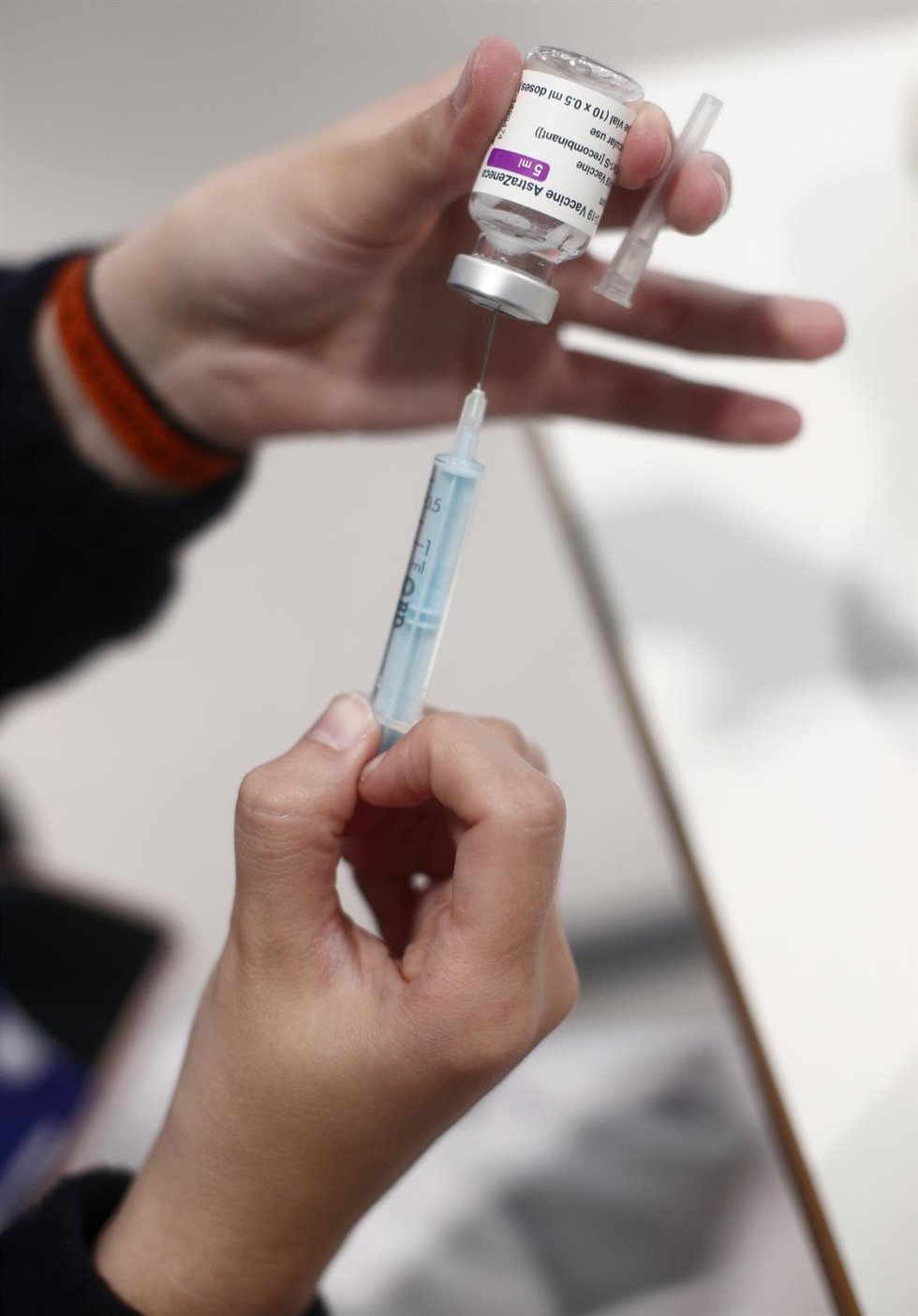Archivo - Una sanitaria sostiene una vacuna de AstraZeneca contra el Covid-19