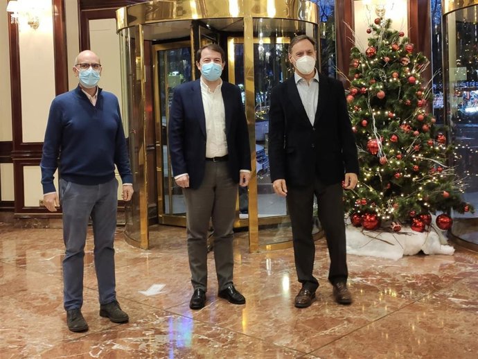 El presidente del PPCyL, Alfonso Fernández Mañueco (c), junto al presidente del PP de Salamanca, Javier Iglesias (i), y el secretario provincial, Carlos García Carbayo (d)