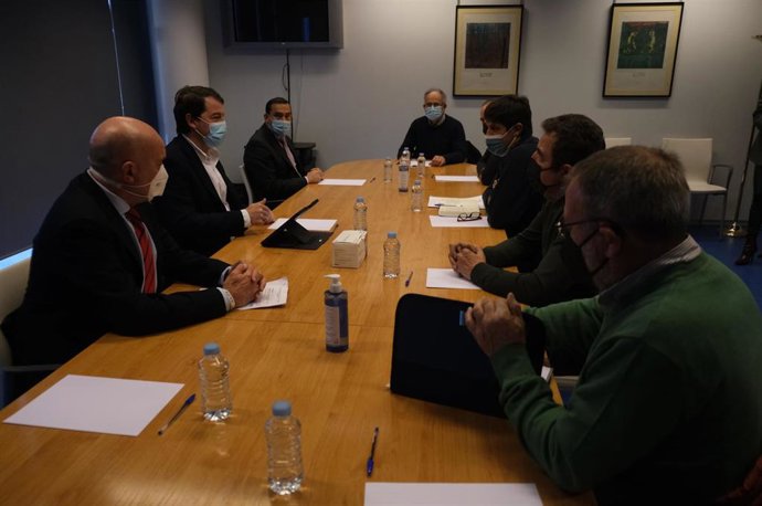 El presidente de la Junta, Alfonso Fernández Mañueco, segundo por la izquierda, en la reunión con representantes de la Comunidad de Regantes de La Armuña (Salamanca).