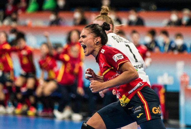 Almudena Rodríguez celebra un gol de la selección española ante Alemania en el Mundial de España de Balonmano