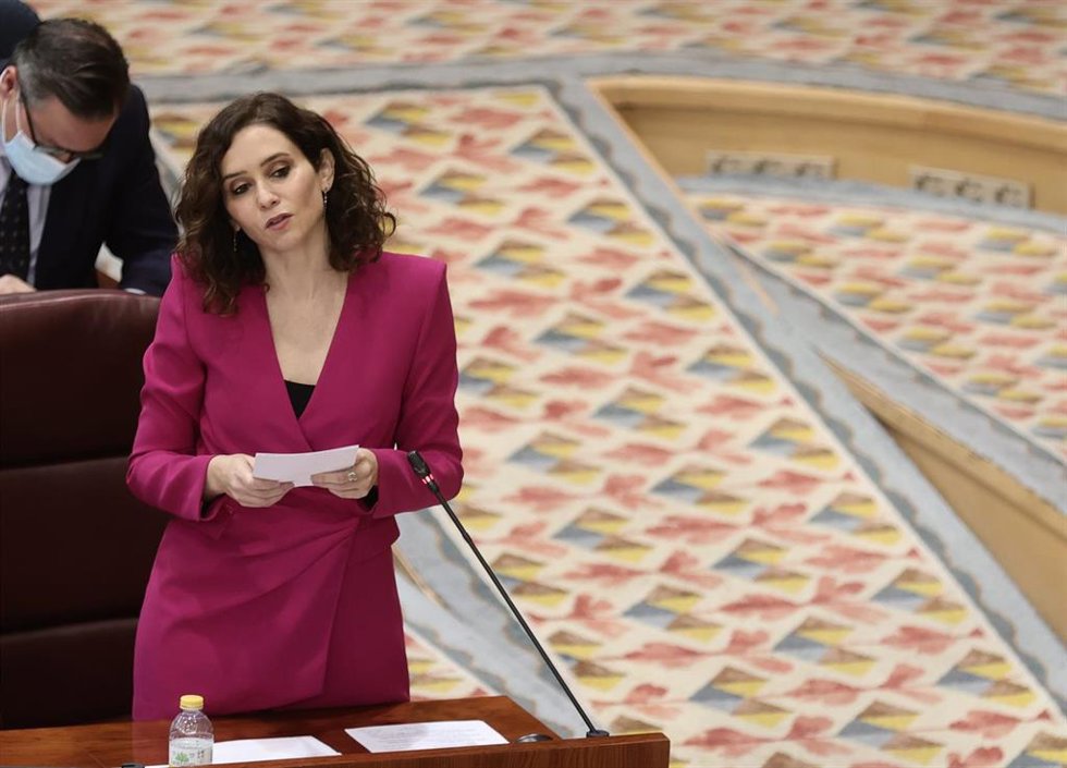 La presidenta de la Comunidad de Madrid, Isabel Díaz Ayuso, durante un pleno de la Asamblea de Madrid, a 16 de diciembre de 2021, en Madrid (España). 