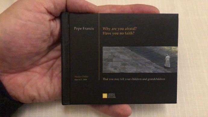 Edición en miniatura del libro del Papa que se custodiará en un búnker del Polo Norte.