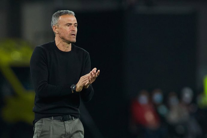 Archivo - Luis Enrique Martinez, head coach of Spain, gestures during the FIFA World Cup Qatar 2022 Qualifier match between Spain and Sweden at La Cartuja Stadium on November 14, 2021 in Sevilla, Spain