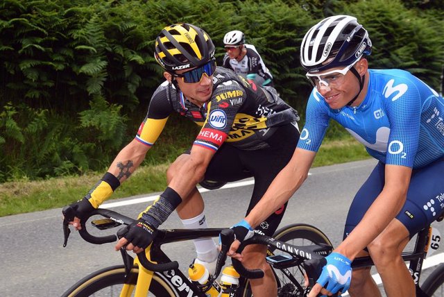 Archivo - Enric Mas charla con Primoz Roglic durante una etapa del Tour de Francia 2021