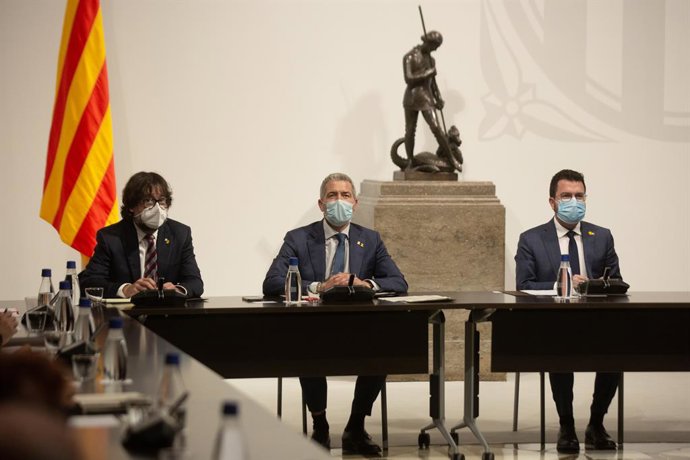 (I-D) El secretari general del Departament de la Vicepresidncia, Ricard Font; el conseller d'Educació de la Generalitat, Josep Gonzlez-Cambray, i el president de la Generalitat, Pere Aragons, durant una cimera per la llengua catalana al costat de dif