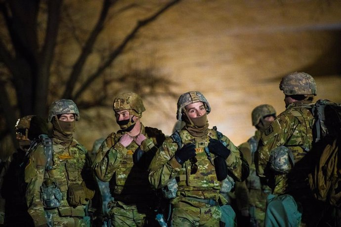 Archivo - 19 January 2021, US, Washington: Members of the US National Guard secure areas around the US Capitol Building on the day before the inauguration ceremonies for President-elect Joe Biden, amid threats of violent events taking place. Photo: -/im