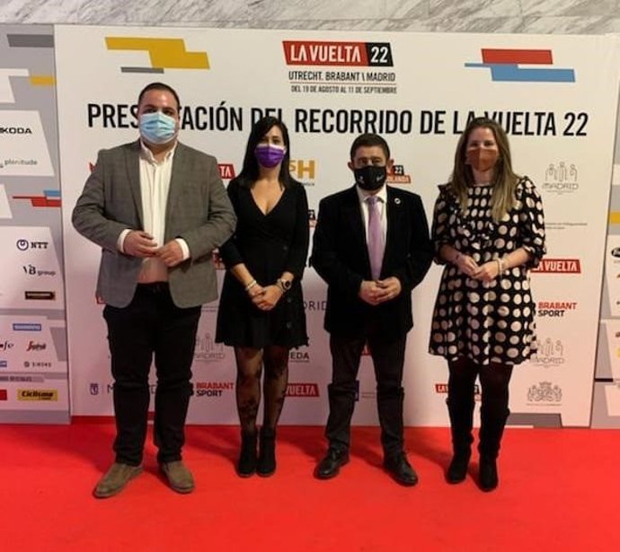El presidente de la Diputación de Jaén, Francisco Reyes, acompañado por el alcalde de Martos, Víctor Torres; la alcaldesa de Valdepeñas de Jaén, Laura Nieto; y la alcaldesa de Los Villares, Ana Morillo,en la presentación de La Vuelta 2022