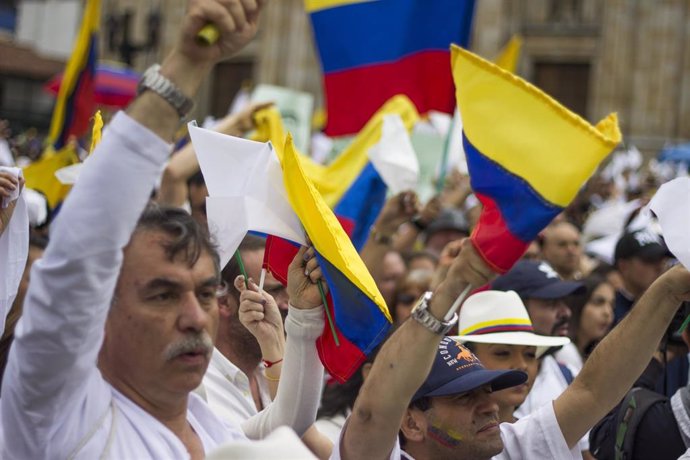 Archivo - Colombianos se manifiestan en contra del terrorismo en Bogotá. 