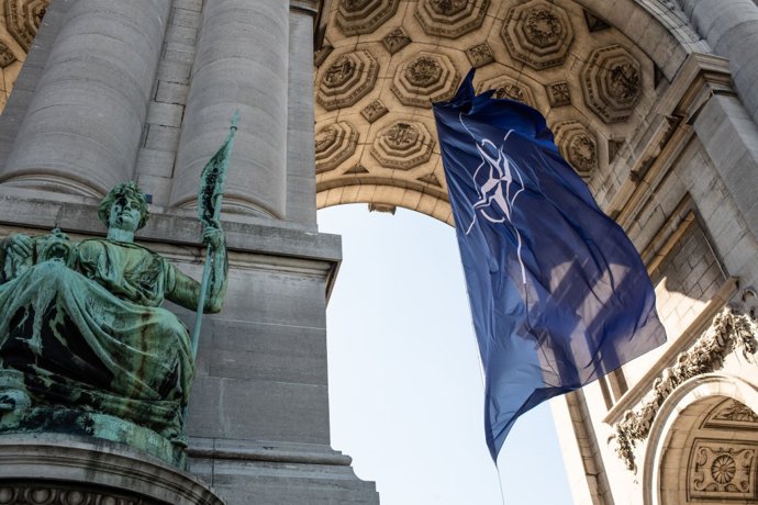 Una bandera de la Alianza Atlántica en el Arco del Cincuentenario.