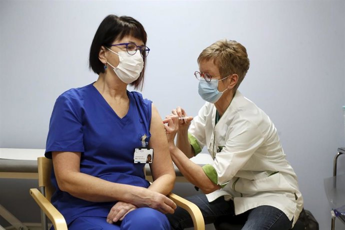 Archivo - Una profesional sanitaria en un centro de vacunación.