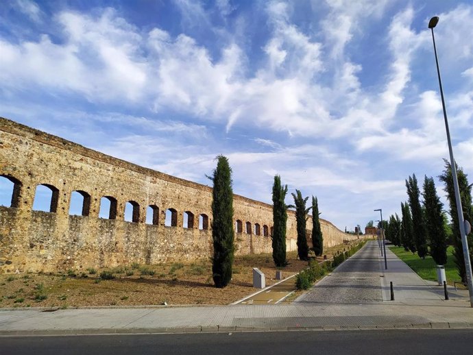 Archivo - Cielos con nubes en en el acueducto de San Lázaro en Mérida