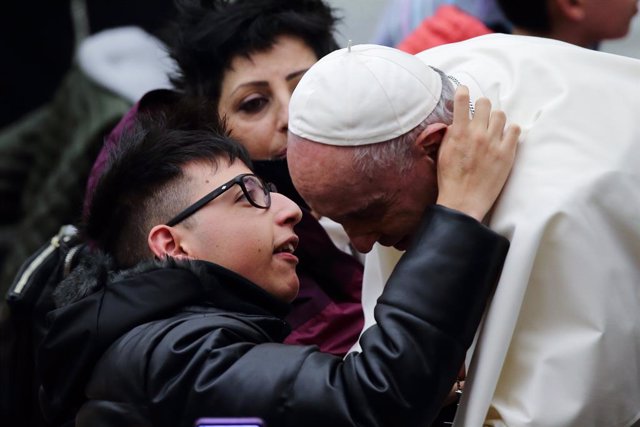 15 December 2021, Vatican, Vatican City: Pope Francis interacts with attendees during his Wednesday general audience at Paul VI hall. Photo: Evandro Inetti/ZUMA Press Wire/dpa