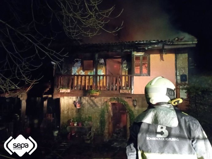 Incendio de una vivienda unifamiliar en Langreo.