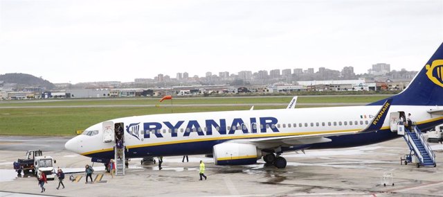 Archivo - Avión de Ryanair en el Seve Ballesteros.- Archivo