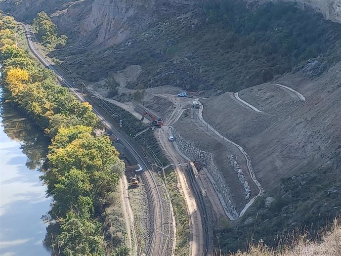 Adif ha finalizado las obras de mejora de la infraestructura ferroviaria para el tratamiento y sostenimiento del talud ubicado en los puntos kilométricos 52/500 y 52/700, entre las estaciones de Alcanadre y Arrubal (La Rioja)