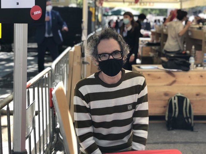 Archivo - El músico y escrito inglés James Rhodes, nacionalizado español en 2020, ha firmado ejemplares de su libro 'Made in Spain' este viernes 23 de abril de 2021 en el Paseo de Grcia de Barcelona.