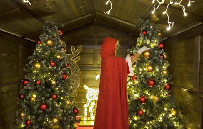 Del 20 al 23 de diciembre, en horario de 18:00 a 21:00 horas, y el 24 de diciembre, de 12:00 a 14:00 horas, Papá Noel y Rudolfina aparcarán sus renos en el centro comercial.