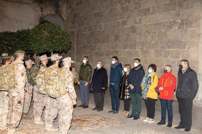 Efectivos de la Unidad de Guerra Naval de las Fuerzas Armadas llegan a la Real Basílica de Carvaca de la Cruz, donde les esperan representantes del Ayuntamiento, entre ellos el alcalde, y de la Cofradía de la Vera Cruz