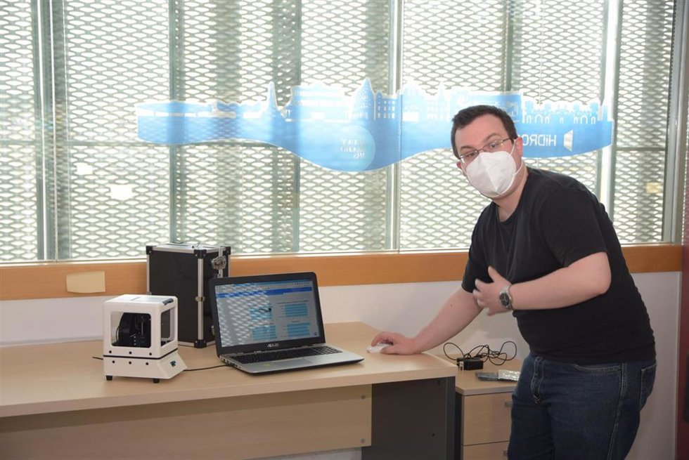 Archivo - Daniel Carreres muestra el equipo patentado y los análisis que recoge en tiempo real la web desarrollada, en el espacio de la cátedra de Hidrogea en la UPCT