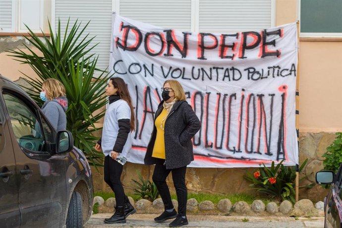 Tres mujeres en el desalojo forzoso de las familias que viven en los apartamentos Don Pepe.