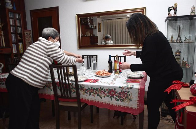 Archivo - Una mujer viuda y de riesgo, Carmina con su hija Patricia preparan la cena de Nochebuena durante la pandemia en Móstoles (Madrid), a 24 de diciembre de 2020.