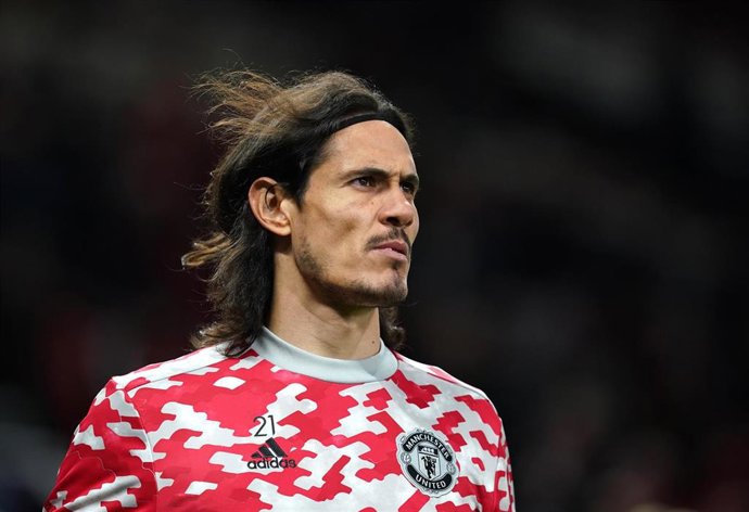 Archivo - El jugador del Manchester United Edinson Cavani, en el calentamiento previo al partido de Champions ante el Atalanta en Old Trafford.