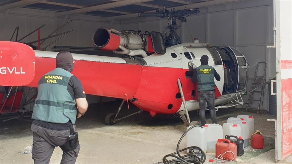Archivo - Helicóptero intervenido por la Guardia Civil